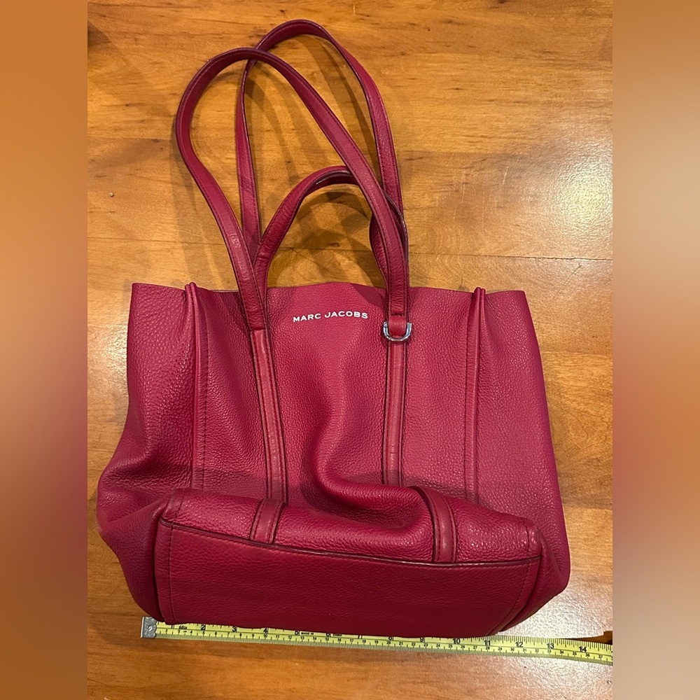 Marc Jacobs the Tag Tote in red